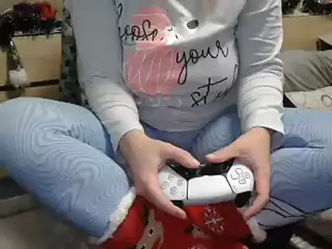 Snapshot of LaRa_forU chatting on 12, 12, 2024 LaRa forU online show from 12, 12, 2024