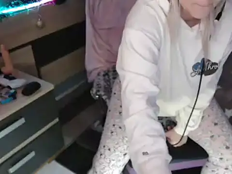 Snapshot of LaRa_forU chatting on 5, 1, 2025 LaRa forU online show from 5, 1, 2025