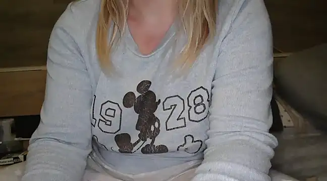 Snapshot of LaRa_forU chatting on 2, 3, 2025 LaRa forU online show from 2, 3, 2025