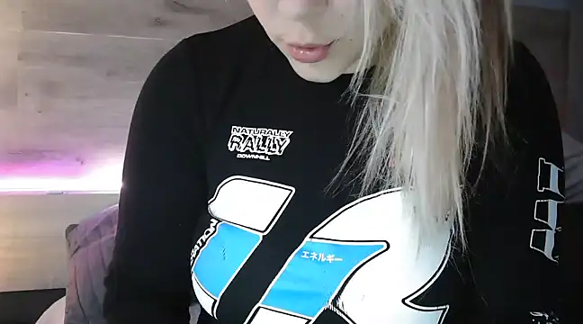 Snapshot of LaRa_forU chatting on 8, 3, 2025 LaRa forU online show from 8, 3, 2025