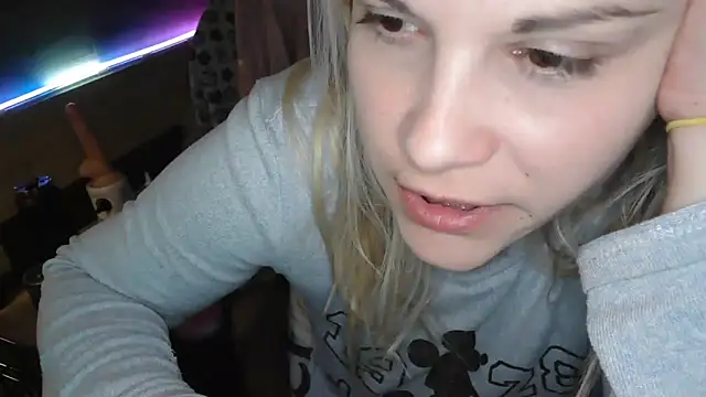 Snapshot of LaRa_forU chatting on 22, 3, 2025 LaRa forU online show from 22, 3, 2025