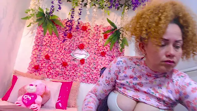 BLONDE SEXYHOT online show from 17, 10, 2025