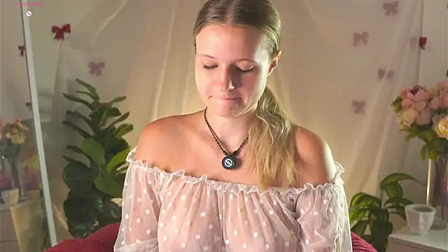 Snapshot of MaydaFoulk chatting on 5, 7, 2026 MaydaFoulk online show from 5, 7, 2026