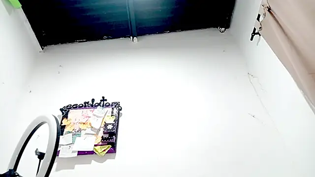 PetiteIvoryQueen19 online show from 22, 10, 2025