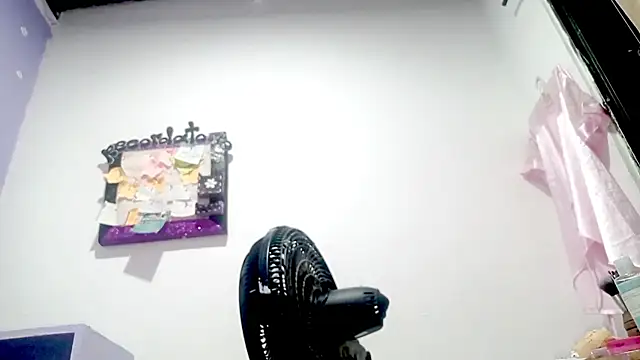 PetiteIvoryQueen19 online show from 1, 4, 2026