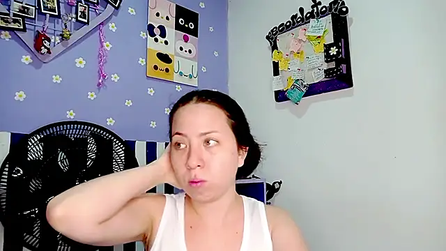 Snapshot of PetiteIvoryQueen19 chatting on 7, 6, 2026 PetiteIvoryQueen19 online show from 7, 6, 2026