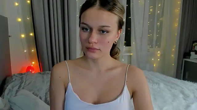 Snapshot of BritneyRoot chatting on 5, 12, 2024 BritneyRoot online show from 5, 12, 2024