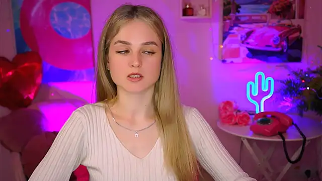 Snapshot of DeboraLarson chatting on 10, 3, 2025 DeboraLarson online show from 10, 3, 2025