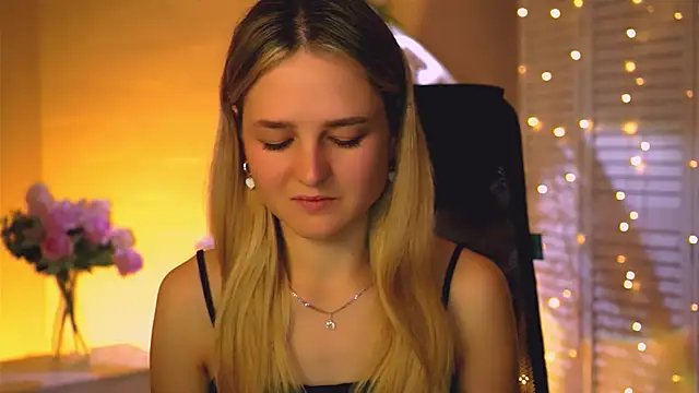 Snapshot of DeboraLarson chatting on 13, 10, 2025 DeboraLarson online show from 13, 10, 2025