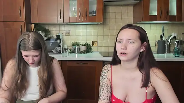 Snapshot of HotCaramellsTV chatting on 8, 6, 2026 HotCaramellsTV online show from 8, 6, 2026