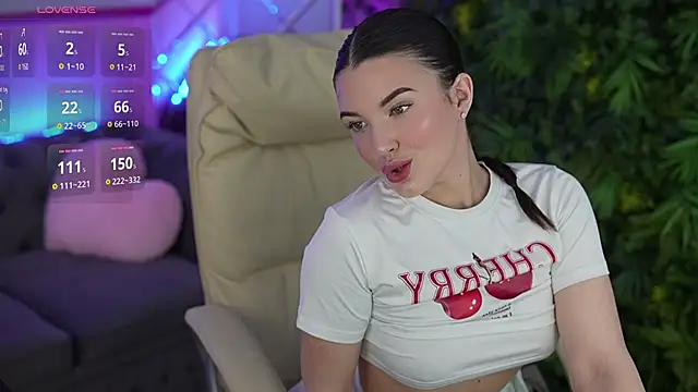 Snapshot of YourLolaBunny chatting on 25, 5, 2026 YourLolaBunny online show from 25, 5, 2026