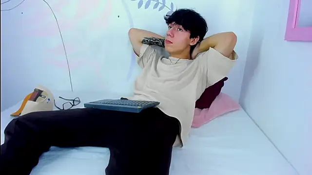 Snapshot of EVAN_XOX chatting on 8, 1, 2025 EVAN XOX online show from 8, 1, 2025