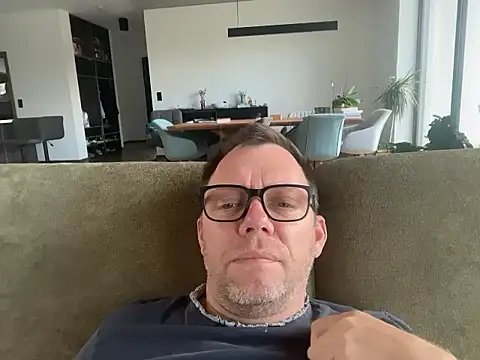 Snapshot of xmnbx77 chatting on 13, 10, 2025 xmnbx77 online show from 13, 10, 2025