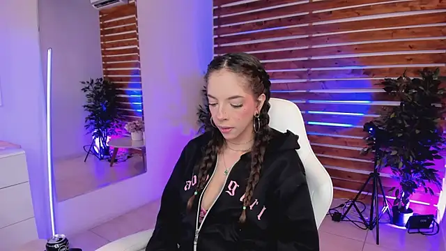 Sapphire Venuss online show from 15, 4, 2026