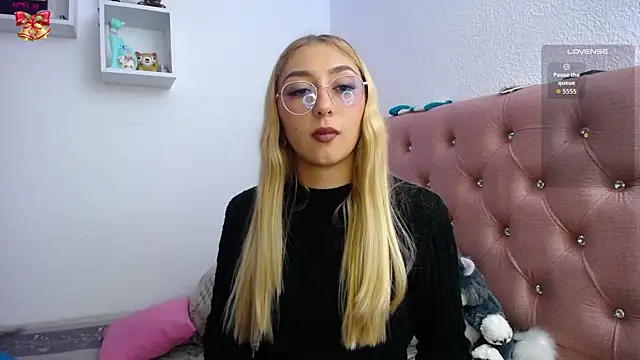 Snapshot of Soffy-brooks chatting on 12, 11, 2025 Soffy-brooks online show from 12, 11, 2025