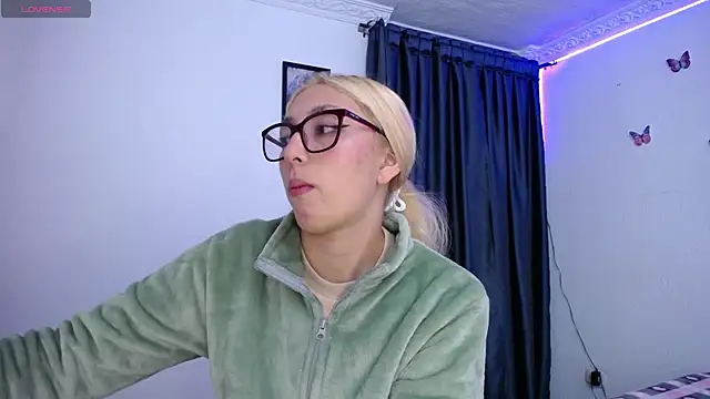 Snapshot of Soffy-brooks chatting on 16, 4, 2026 Soffy-brooks online show from 16, 4, 2026