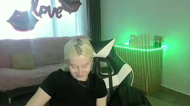 Snapshot of EnigmaSee chatting on 27, 4, 2026 EnigmaSee online show from 27, 4, 2026