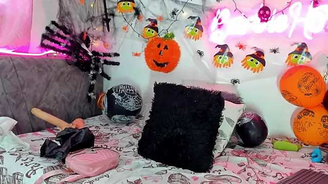 Snapshot of BarbieHotLaura chatting on 18, 10, 2025 BarbieHotLaura online show from 18, 10, 2025