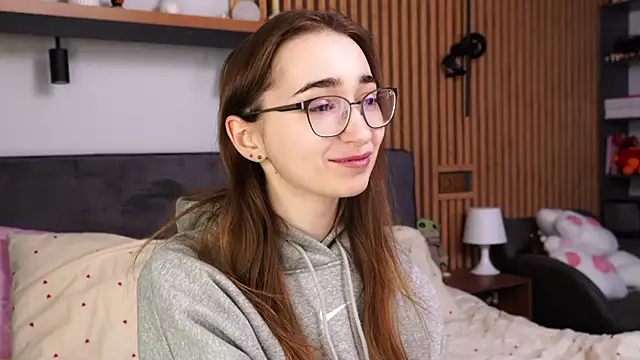 PollyBeev online show from 6, 4, 2026