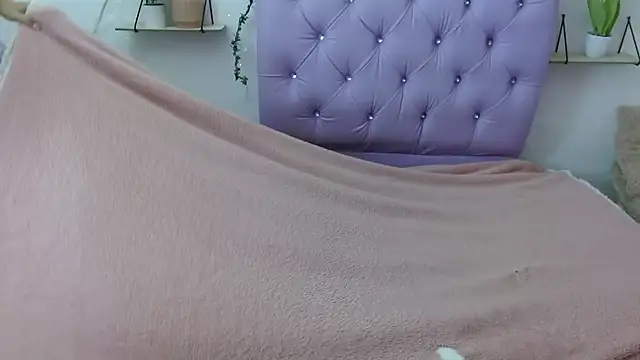 Snapshot of Freyja_01 chatting on 21, 9, 2025 Freyja 01 online show from 21, 9, 2025