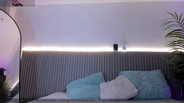 Snapshot of valentina_lux chatting on 25, 2, 2026 valentina lux online show from 25, 2, 2026