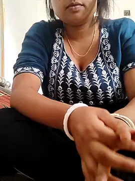 Snapshot of Priya_2222 chatting on 4, 3, 2025 Priya 2222 online show from 4, 3, 2025