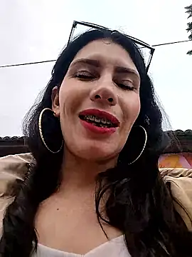 Snapshot of Alysson-- chatting on 6, 1, 2026 Alysson-- online show from 6, 1, 2026