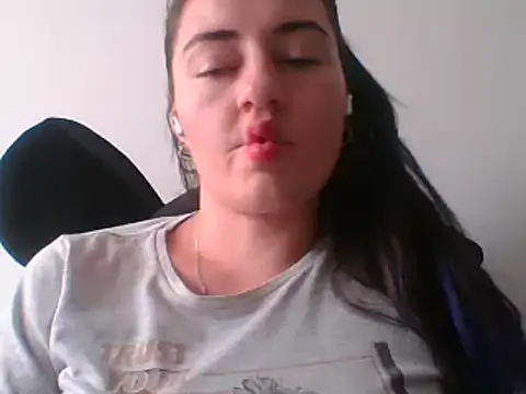 Snapshot of _karlie_kloss_ chatting on 5, 2, 2025 karlie kloss online show from 5, 2, 2025