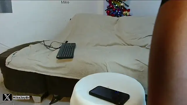 Snapshot of mikejaybra chatting on 17, 12, 2024 mikejaybra online show from 17, 12, 2024