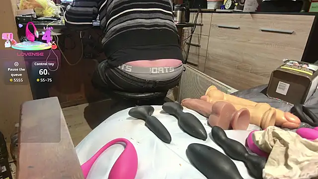 Snapshot of misteryman1956 chatting on 1, 2, 2026 misteryman1956 online show from 1, 2, 2026