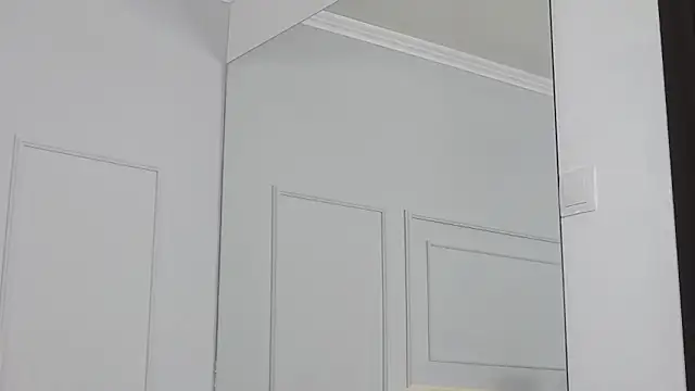 Snapshot of LeilaLow chatting on 9, 1, 2025 LeilaLow online show from 9, 1, 2025