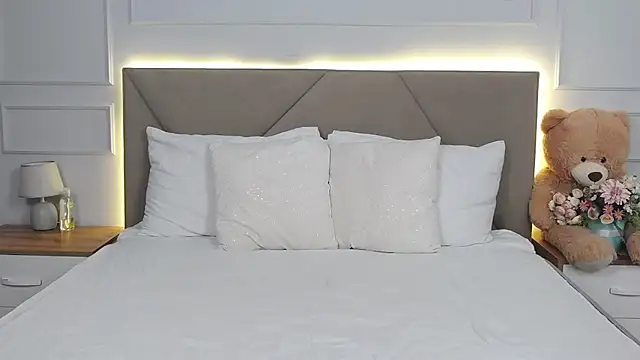 Snapshot of LeilaLow chatting on 2, 2, 2025 LeilaLow online show from 2, 2, 2025