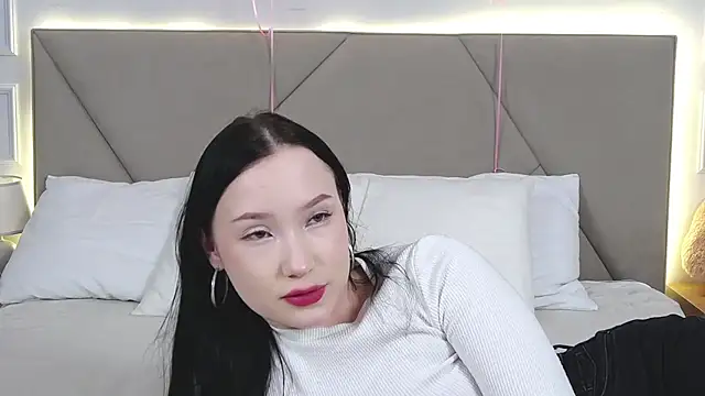 Snapshot of LeilaLow chatting on 21, 2, 2025 LeilaLow online show from 21, 2, 2025