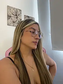 Snapshot of Issabela_G1 chatting on 16, 4, 2026 Issabela G1 online show from 16, 4, 2026