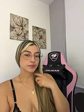 Snapshot of Issabela_G1 chatting on 18, 4, 2026 Issabela G1 online show from 18, 4, 2026