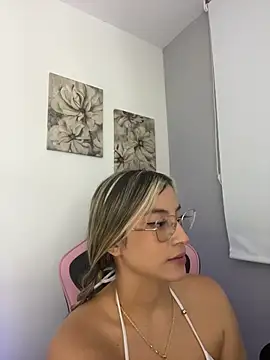 Snapshot of Issabela_G1 chatting on 30, 4, 2026 Issabela G1 online show from 30, 4, 2026