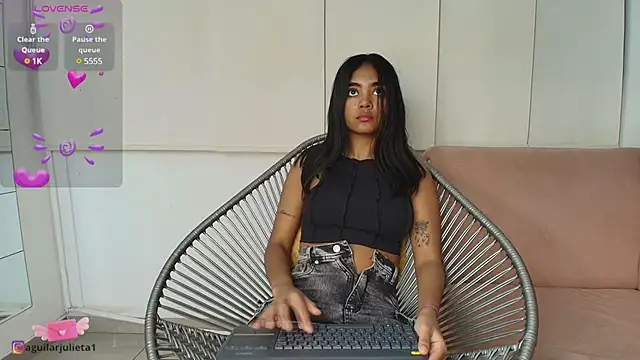 Snapshot of julieta_aguilar1 chatting on 4, 1, 2025 julieta aguilar1 online show from 4, 1, 2025