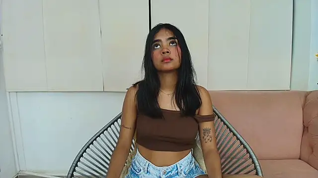 Snapshot of julieta_aguilar1 chatting on 6, 1, 2025 julieta aguilar1 online show from 6, 1, 2025