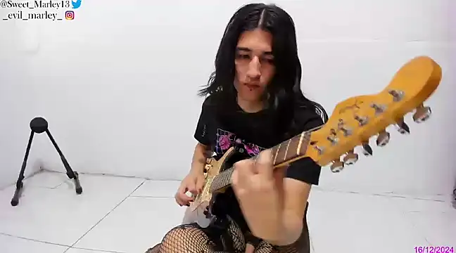 Snapshot of Evil_Queen13 chatting on 16, 12, 2024 Evil Queen13 online show from 16, 12, 2024