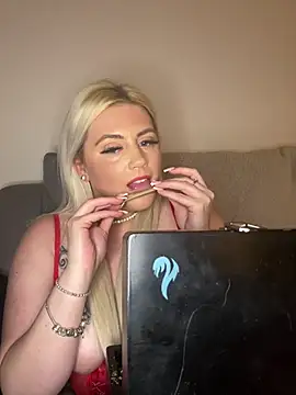 Snapshot of Blondiee3088 chatting on 9, 12, 2024 Blondiee3088 online show from 9, 12, 2024