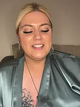 Snapshot of Blondiee3088 chatting on 3, 3, 2025 Blondiee3088 online show from 3, 3, 2025