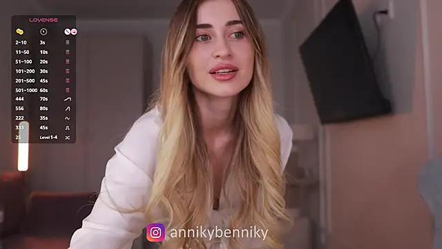 Coconutkittyy online show from 4, 3, 2025