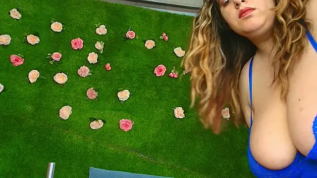 Huge Titties  online show from 29, 5, 2026