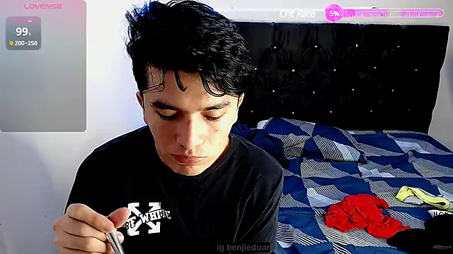Snapshot of benji_hoter chatting on 1, 2, 2025 benji hoter online show from 1, 2, 2025