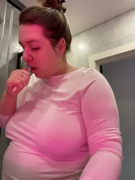 Snapshot of SuzieMurray chatting on 4, 2, 2026 SuzieMurray online show from 4, 2, 2026