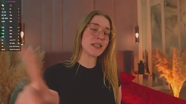 Smiley Mia online show from 8, 4, 2026