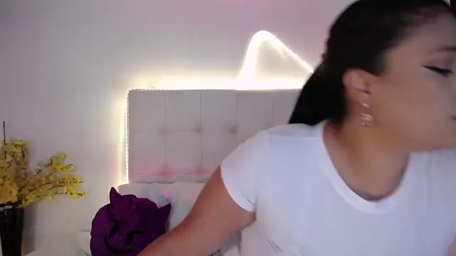 Nicol Love0 online show from 18, 3, 2026