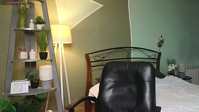 AuroraAksnesss online show from 5, 3, 2025