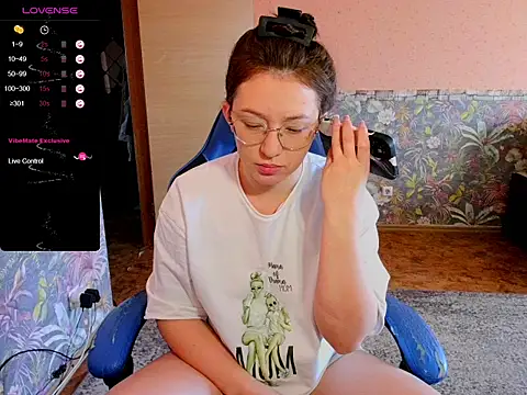 Snapshot of Chloe_strip chatting on 14, 10, 2025 Chloe strip online show from 14, 10, 2025