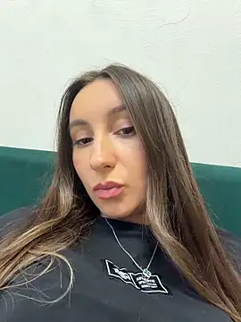 Snapshot of viviandaimond1 chatting on 7, 6, 2026 viviandaimond1 online show from 7, 6, 2026